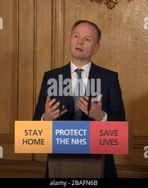 Capture d'écran du directeur général de NHS Angleterre Simon Stevens répondant aux questions des médias par le biais d'un lien vidéo lors d'un exposé médiatique à Downing Street, Londres, sur le coronavirus (COVID-19). Banque D'Images