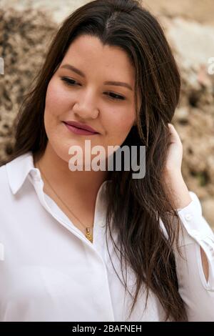 portrait photographie jolie femme avec chemise blanche Banque D'Images