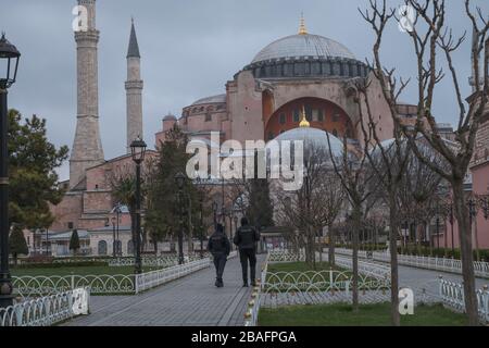 Musée Sainte-Sophie (Ayasofya en turc) à Sultanahmet Suare, normalement entouré de touristes est vu des policiers patrouiller dans la place vide. Banque D'Images