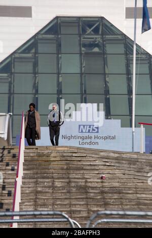 Excel, Londres, Royaume-Uni. 27 mars 2020. Un nouvel hôpital sera ouvert pour fournir un soutien à des milliers de patients en plus atteints de coronavirus, avec une capacité de contenir jusqu'à 4 000 patients, a annoncé le NHS. Aujourd'hui, le centre Excel a été clôturé. Crédit: Marcin Nowak/Alay Live News Banque D'Images