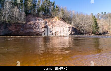 Charmant paysage printanier avec falaises de grès sur la rive de la rivière, eau de rivière fluide et claire, falaises de Kuku, rivière Gauja, Lettonie Banque D'Images