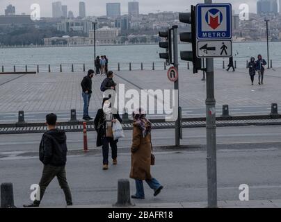 Quelques personnes seulement sont vues dans les rues d'istanbul au milieu de l'épidémie de coronavirus et certains portent un masque facial contre la pandémie de virus. Banque D'Images