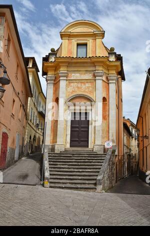 Une rue étroite entre les vieilles maisons d'Arpino, une ville de la région du Latium, en Italie Banque D'Images