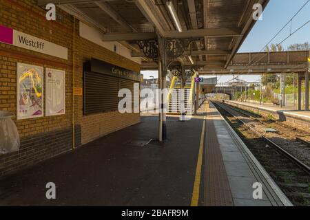 Westcliff-on-Sea, Royaume-Uni. 27 mars 2020. Malgré un service régulier de train en service, il semble y avoir très peu de gens qui utilisent le service ferroviaire C2C aux heures creuses. Penelope Barritt/Alay Live News Banque D'Images