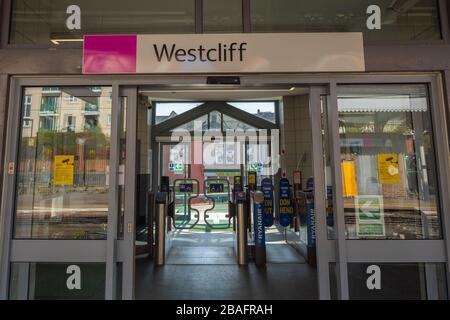 Westcliff-on-Sea, Royaume-Uni. 27 mars 2020. Malgré un service régulier de train en service, il semble y avoir très peu de gens qui utilisent le service ferroviaire C2C aux heures creuses. Penelope Barritt/Alay Live News Banque D'Images