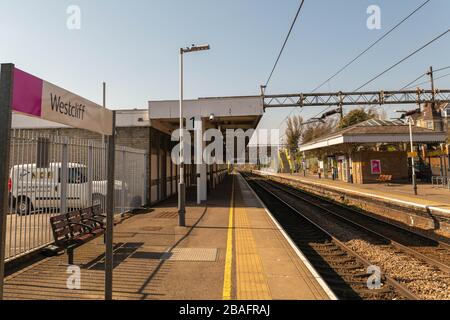 Westcliff-on-Sea, Royaume-Uni. 27 mars 2020. Malgré un service régulier de train en service, il semble y avoir très peu de gens qui utilisent le service ferroviaire C2C aux heures creuses. Penelope Barritt/Alay Live News Banque D'Images