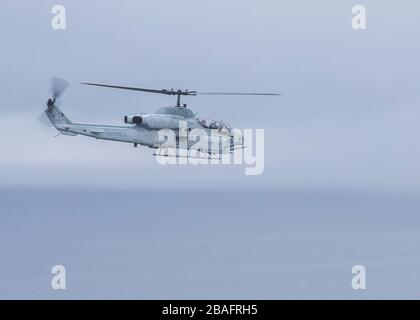 Un hélicoptère Super Cobra américain AH-1 W avec hélicoptère Marine Light Attack Squadron 775, Marine vole le long de la côte sud de la Californie le 14 mars 2020 près de Pendleton, Californie. Banque D'Images