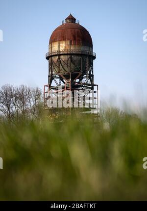 Dortmund, Allemagne. 27 mars 2020. L'œuf de Lanstroper est enfermé par un échafaudage. Cette année, la Fondation allemande pour la protection des monuments souhaite soutenir la restauration d'environ 45 monuments en Rhénanie-du-Nord-Westphalie. L'un des principaux projets est l'oeuf de Lanstroper, un réservoir d'eau de haut niveau datant de 1905. Crédit: Bernd Thissen/dpa/Alay Live News Banque D'Images