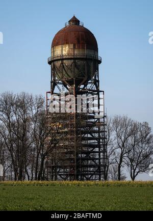 Dortmund, Allemagne. 27 mars 2020. L'œuf de Lanstroper est enfermé par un échafaudage. Cette année, la Fondation allemande pour la protection des monuments souhaite soutenir la restauration d'environ 45 monuments en Rhénanie-du-Nord-Westphalie. L'un des principaux projets est l'oeuf de Lanstroper, un réservoir d'eau de haut niveau datant de 1905. Crédit: Bernd Thissen/dpa/Alay Live News Banque D'Images