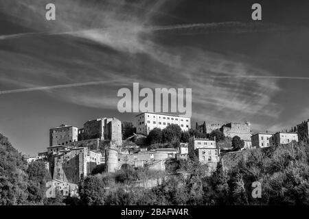 Belle vue panoramique de Sorano, village typique tuf dans la Grosseto Maremma, Grosseto, Toscane, Italie, en noir et blanc Banque D'Images