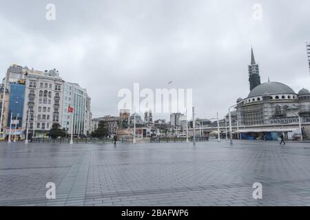 La place Taksim, généralement jonchée de gens, est vue presque vide après que le gorvénement turc a appelé le public à rester chez lui. Banque D'Images