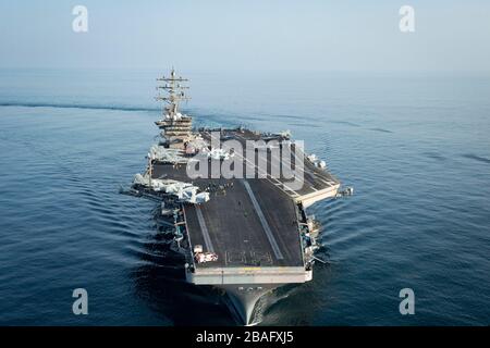 Le porte-avions de classe Nimitz de la marine américaine USS Dwight D. Eisenhower pendant un transit le 18 mars 2020 en mer d'Arabie. Banque D'Images