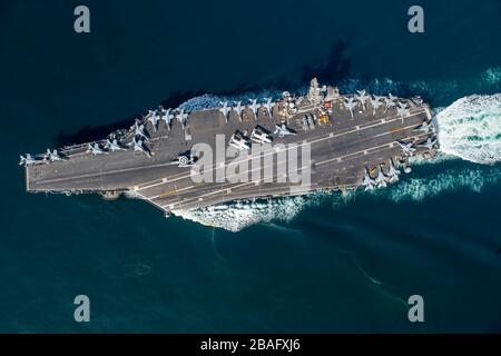 Le porte-avions de classe Nimitz de la marine américaine USS Dwight D. Eisenhower pendant un transit le 18 mars 2020 en mer d'Arabie. Banque D'Images