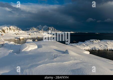Vue sur les montagnes enneigées de l'île de Vestvagoy, la deuxième grande île de l'archipel des Lofoten, comté de Nordland, Norvège. Banque D'Images