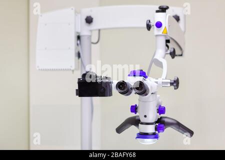 Gros plan photo du microscope dentaire binoculaire. Banque D'Images