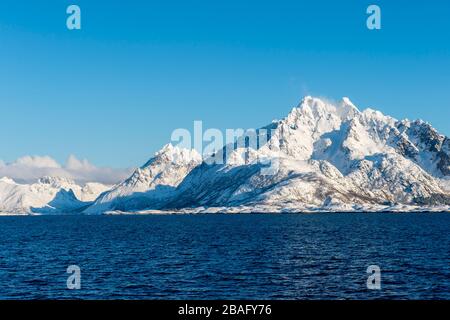 Vue sur les fjords avec des montagnes enneigées près de Svolvaer, une ville de pêche dans les îles Lofoten, comté de Nordland, Norvège. Banque D'Images