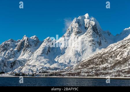 Vue sur les fjords avec des montagnes enneigées près de Svolvaer, une ville de pêche dans les îles Lofoten, comté de Nordland, Norvège. Banque D'Images