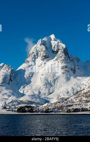 Vue sur les fjords avec des montagnes enneigées près de Svolvaer, une ville de pêche dans les îles Lofoten, comté de Nordland, Norvège. Banque D'Images