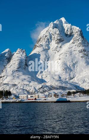 Vue sur les fjords avec des montagnes enneigées près de Svolvaer, une ville de pêche dans les îles Lofoten, comté de Nordland, Norvège. Banque D'Images