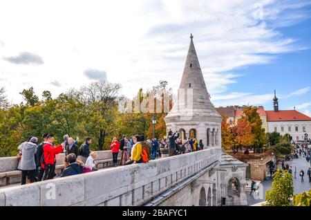 Budapest, Hongrie - 6 novembre 2019: Visites touristiques et photos de Fishermans Bastion dans la capitale hongroise. Construit dans un style néo-roman. Arbres en couleurs d'automne en arrière-plan. Banque D'Images
