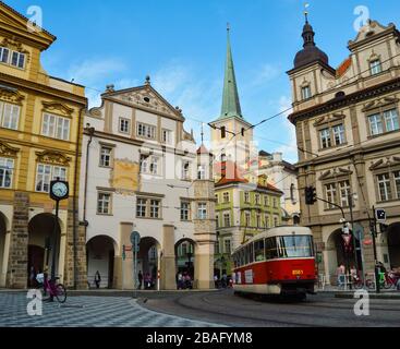 Ancien tramway rouge sur la place de la ville de Lesser (Malostranske Namesti) et l'église Saint Thomas de Malá Strana, la petite ville de Prague, République tchèque Banque D'Images