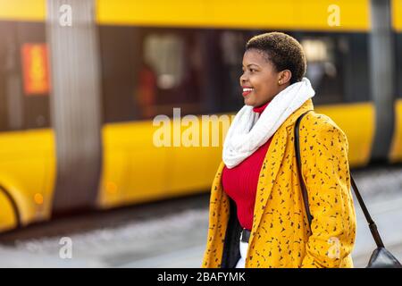 Afro american femme dans un quartier urbain Banque D'Images