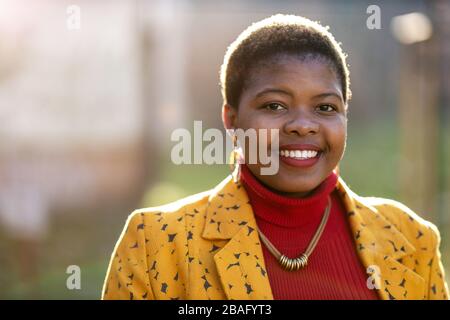 Afro american femme dans un quartier urbain Banque D'Images