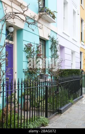 Maison mitoyenne peinte aux couleurs vives avec clôtures en fer forgé à Kentish Town, Londres Banque D'Images