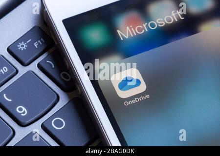 L'icône de l'application mobile Microsoft OneDrive s'affiche sur un smartphone. OneDrive est la solution de service de stockage Cloud personnel de Microsoft pour l'hébergement de fichiers. Banque D'Images