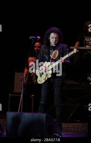 Alex Lora del grupo mexicano de rock el tri durante su concierto en el Valeriana durante la Feria Internacional de Durango 2012.*Durango*.*2*Junio* Banque D'Images