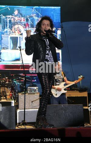 Alex Lora del grupo mexicano de rock el tri durante su concierto en el Valeriana durante la Feria Internacional de Durango 2012.*Durango*.*2*Junio* Banque D'Images