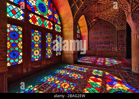 Vitraux de la Mosquée Nasir-ol-molk ou de la Mosquée rose de Shiraz, Iran Banque D'Images