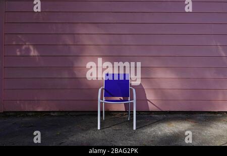 Pacific Grove, Californie, États-Unis. 27 mars 2020. Le meilleur de l'isolation « elf » lors de l'attaque du coronavirus. Une chaise vide. Crédit: Motofoto/Alay Live News Banque D'Images