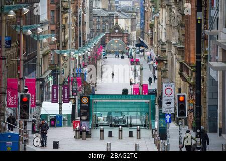 Glasgow, Royaume-Uni. 27 mars 2020. Photo: Buchanan Street - Glassgows style Mile, qui est maintenant comme une ville fantôme. Vue sur le centre-ville de Glasgow montrant des rues vides, des magasins fermés et des gares vides pendant ce qui serait normalement une scène de rue animée avec des clients et des personnes travaillant dans la ville. La pandémie de coronavirus a forcé le gouvernement britannique à ordonner la fermeture de toutes les grandes villes britanniques et à faire en sorte que les gens restent chez eux. Crédit : Colin Fisher/Alay Live News Banque D'Images