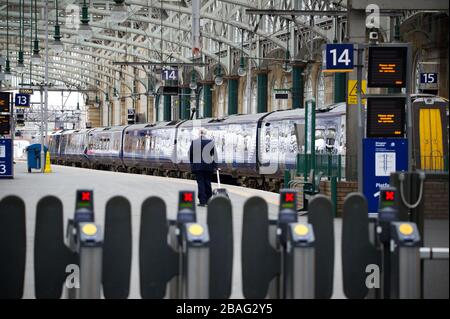 Glasgow, Royaume-Uni. 27 mars 2020. Photo: La gare centrale au milieu de Glasgow pendant l'heure de pointe est maintenant comme une ville fantôme. Vue sur le centre-ville de Glasgow montrant des rues vides, des magasins fermés et des gares vides pendant ce qui serait normalement une scène de rue animée avec des clients et des personnes travaillant dans la ville. La pandémie de coronavirus a forcé le gouvernement britannique à ordonner la fermeture de toutes les grandes villes britanniques et à faire en sorte que les gens restent chez eux. Crédit : Colin Fisher/Alay Live News Banque D'Images