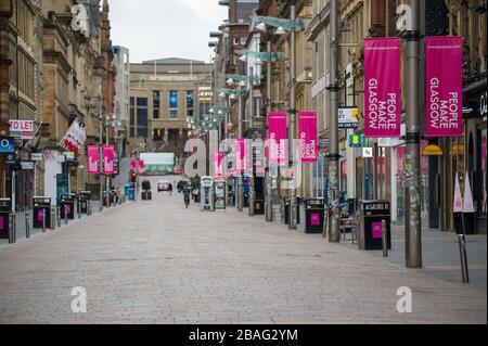 Glasgow, Royaume-Uni. 27 mars 2020. Photo: Buchanan Street - Glassgows style Mile, qui est maintenant comme une ville fantôme. Vue sur le centre-ville de Glasgow montrant des rues vides, des magasins fermés et des gares vides pendant ce qui serait normalement une scène de rue animée avec des clients et des personnes travaillant dans la ville. La pandémie de coronavirus a forcé le gouvernement britannique à ordonner la fermeture de toutes les grandes villes britanniques et à faire en sorte que les gens restent chez eux. Crédit : Colin Fisher/Alay Live News Banque D'Images