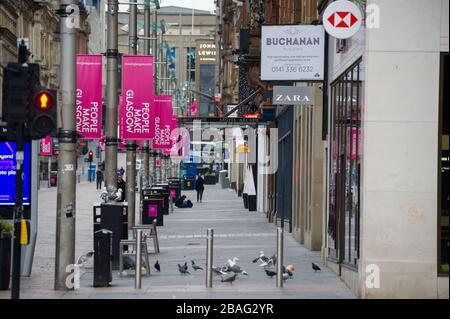 Glasgow, Royaume-Uni. 27 mars 2020. Photo: Buchanan Street - Glassgows style Mile, qui est maintenant comme une ville fantôme. Vue sur le centre-ville de Glasgow montrant des rues vides, des magasins fermés et des gares vides pendant ce qui serait normalement une scène de rue animée avec des clients et des personnes travaillant dans la ville. La pandémie de coronavirus a forcé le gouvernement britannique à ordonner la fermeture de toutes les grandes villes britanniques et à faire en sorte que les gens restent chez eux. Crédit : Colin Fisher/Alay Live News Banque D'Images