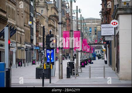 Glasgow, Royaume-Uni. 27 mars 2020. Photo: Buchanan Street - Glassgows style Mile, qui est maintenant comme une ville fantôme. Vue sur le centre-ville de Glasgow montrant des rues vides, des magasins fermés et des gares vides pendant ce qui serait normalement une scène de rue animée avec des clients et des personnes travaillant dans la ville. La pandémie de coronavirus a forcé le gouvernement britannique à ordonner la fermeture de toutes les grandes villes britanniques et à faire en sorte que les gens restent chez eux. Crédit : Colin Fisher/Alay Live News Banque D'Images