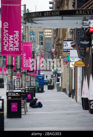 Glasgow, Royaume-Uni. 27 mars 2020. Photo: Buchanan Street - Glassgows style Mile, qui est maintenant comme une ville fantôme. Vue sur le centre-ville de Glasgow montrant des rues vides, des magasins fermés et des gares vides pendant ce qui serait normalement une scène de rue animée avec des clients et des personnes travaillant dans la ville. La pandémie de coronavirus a forcé le gouvernement britannique à ordonner la fermeture de toutes les grandes villes britanniques et à faire en sorte que les gens restent chez eux. Crédit : Colin Fisher/Alay Live News Banque D'Images