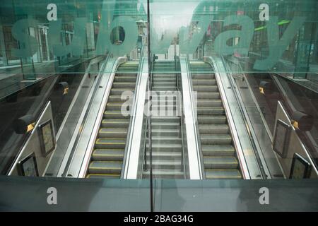 Glasgow, Royaume-Uni. 27 mars 2020. Photo: Station de métro Buchanan Street sur Glassgows style Mile, qui est maintenant comme une ville fantôme. Vue sur le centre-ville de Glasgow montrant des rues vides, des magasins fermés et des gares vides pendant ce qui serait normalement une scène de rue animée avec des clients et des personnes travaillant dans la ville. La pandémie de coronavirus a forcé le gouvernement britannique à ordonner la fermeture de toutes les grandes villes britanniques et à faire en sorte que les gens restent chez eux. Crédit : Colin Fisher/Alay Live News Banque D'Images