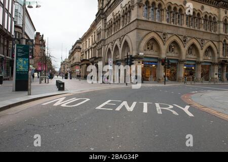 Glasgow, Royaume-Uni. 27 mars 2020. Photo : vue sur le centre-ville de Glasgow montrant des rues vides, des boutiques fermées et des gares vides pendant ce qui serait normalement une scène de rue animée avec des clients et des personnes travaillant dans la ville. La pandémie de coronavirus a forcé le gouvernement britannique à ordonner la fermeture de toutes les grandes villes britanniques et à faire en sorte que les gens restent chez eux. Crédit : Colin Fisher/Alay Live News Banque D'Images