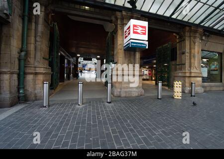 Glasgow, Royaume-Uni. 27 mars 2020. Photo: La gare centrale au milieu de Glasgow pendant l'heure de pointe est maintenant comme une ville fantôme. Vue sur le centre-ville de Glasgow montrant des rues vides, des magasins fermés et des gares vides pendant ce qui serait normalement une scène de rue animée avec des clients et des personnes travaillant dans la ville. La pandémie de coronavirus a forcé le gouvernement britannique à ordonner la fermeture de toutes les grandes villes britanniques et à faire en sorte que les gens restent chez eux. Crédit : Colin Fisher/Alay Live News Banque D'Images