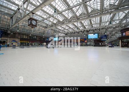 Glasgow, Royaume-Uni. 27 mars 2020. Photo: La gare centrale au milieu de Glasgow pendant l'heure de pointe est maintenant comme une ville fantôme. Vue sur le centre-ville de Glasgow montrant des rues vides, des magasins fermés et des gares vides pendant ce qui serait normalement une scène de rue animée avec des clients et des personnes travaillant dans la ville. La pandémie de coronavirus a forcé le gouvernement britannique à ordonner la fermeture de toutes les grandes villes britanniques et à faire en sorte que les gens restent chez eux. Crédit : Colin Fisher/Alay Live News Banque D'Images