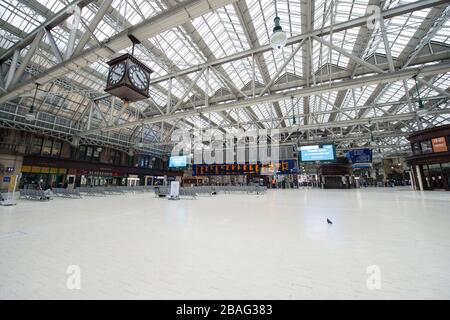 Glasgow, Royaume-Uni. 27 mars 2020. Photo: La gare centrale au milieu de Glasgow pendant l'heure de pointe est maintenant comme une ville fantôme. Vue sur le centre-ville de Glasgow montrant des rues vides, des magasins fermés et des gares vides pendant ce qui serait normalement une scène de rue animée avec des clients et des personnes travaillant dans la ville. La pandémie de coronavirus a forcé le gouvernement britannique à ordonner la fermeture de toutes les grandes villes britanniques et à faire en sorte que les gens restent chez eux. Crédit : Colin Fisher/Alay Live News Banque D'Images