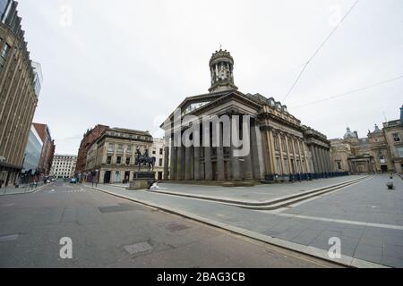 Glasgow, Royaume-Uni. 27 mars 2020. Photo : vue sur le centre-ville de Glasgow montrant des rues vides, des boutiques fermées et des gares vides pendant ce qui serait normalement une scène de rue animée avec des clients et des personnes travaillant dans la ville. La pandémie de coronavirus a forcé le gouvernement britannique à ordonner la fermeture de toutes les grandes villes britanniques et à faire en sorte que les gens restent chez eux. Crédit : Colin Fisher/Alay Live News Banque D'Images