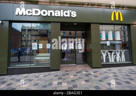 Glasgow, Royaume-Uni. 27 mars 2020. Photo : vue sur le centre-ville de Glasgow montrant des rues vides, des boutiques fermées et des gares vides pendant ce qui serait normalement une scène de rue animée avec des clients et des personnes travaillant dans la ville. La pandémie de coronavirus a forcé le gouvernement britannique à ordonner la fermeture de toutes les grandes villes britanniques et à faire en sorte que les gens restent chez eux. Crédit : Colin Fisher/Alay Live News Banque D'Images