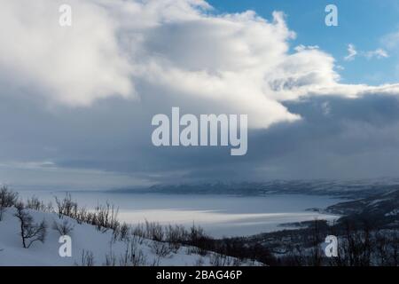 Vue depuis les pistes de ski de l'Hotel Fjallet, région de Lac Tornetrask gelé et enneigé, en Laponie suédoise, dans le nord de la Suède. Banque D'Images