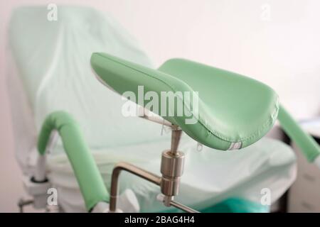 Chaise gynécologique pour femmes. Bureau médical. Équipement. Banque D'Images