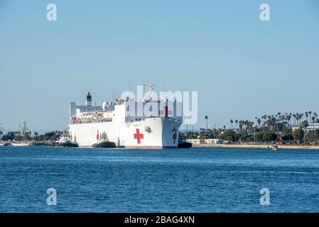 Los Angeles, États-Unis. 27 mars 2020. Le navire hospitalier USNS Mercy du Commandement du transport maritime militaire des États-Unis a été déployé pour aider à la réponse au coronavirus COVID-19 arrive dans le port de Los Angeles le 27 mars 2020 à Los Angeles, en Californie. Crédit: David Mora Jr./US Navy/Alay Live News Banque D'Images