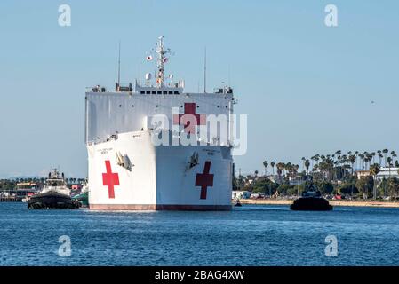 Los Angeles, États-Unis. 27 mars 2020. Le navire hospitalier USNS Mercy du Commandement du transport maritime militaire des États-Unis a été déployé pour aider à la réponse au coronavirus COVID-19 arrive dans le port de Los Angeles le 27 mars 2020 à Los Angeles, en Californie. Crédit: David Mora Jr./US Navy/Alay Live News Banque D'Images